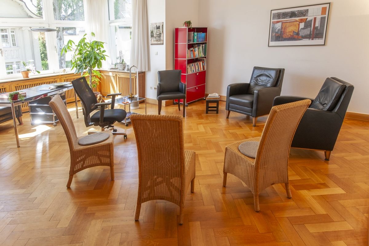 Gruppenzimmer mit gelben Wänden